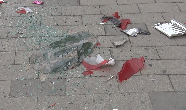 Avcılar'da kamyonetin 4 araca çarptığı kaza güvenlik kamerasında