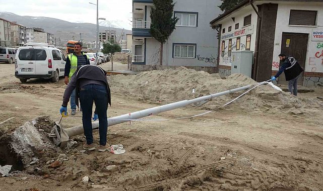Aydınlatma direği üzerine düşen işçi yaralandı