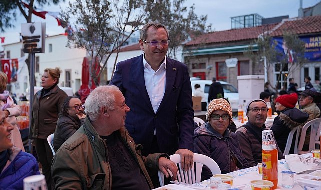 Ayvalık'ın Cunda Adası'ndaki iftara binlerce vatandaş katıldı
