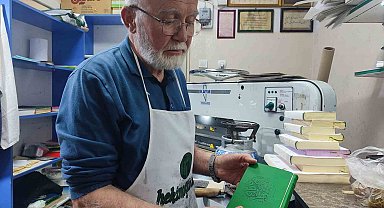 Babasından devraldığı ciltçiliği sürdürüyor