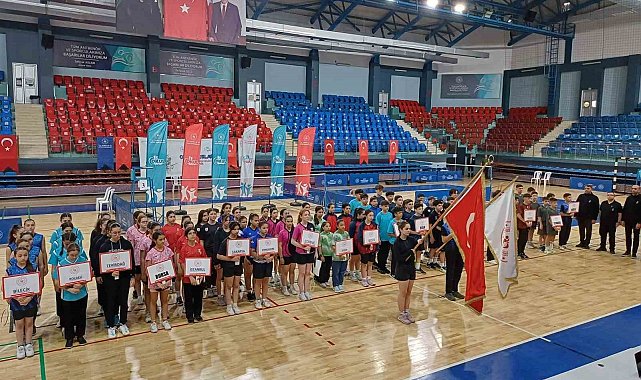 Badminton müsabakaları 18 takımın katılımıyla başladı