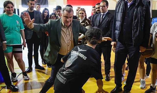 Bakan Bak okul sporları finallerinde gösteri maçına çıkacak