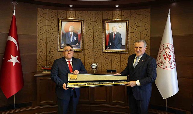 Bakan Bak, Rektör Özölçer'i makamında kabul etti