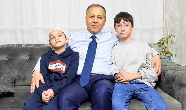 Bakan Yerlikaya, sahipsiz köpeklerin saldırdığı Tunahan'ı ve ailesini ziyaret etti