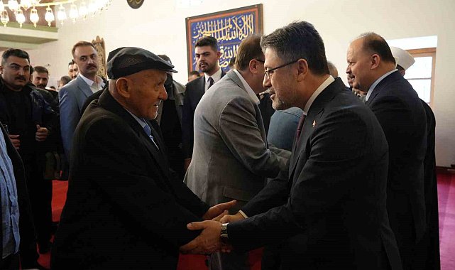 Bakan Yumaklı, bayram namazı sonrasında vatandaşlarla bayramlaştı