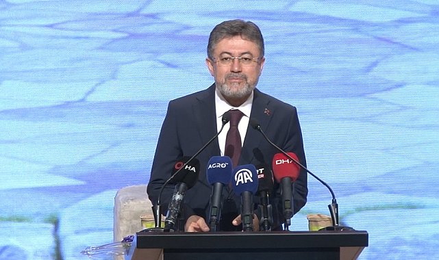 Bakanı Yumaklı, Akıllı Tavşan Momo ve Orman Dostları Çocuk Müzikali Gala Gösterimi'ne katıldı