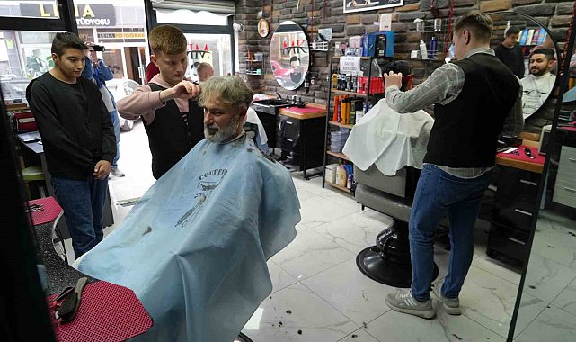Balıkesir'de berberler ve kuaförlerde bayram yoğunluğu