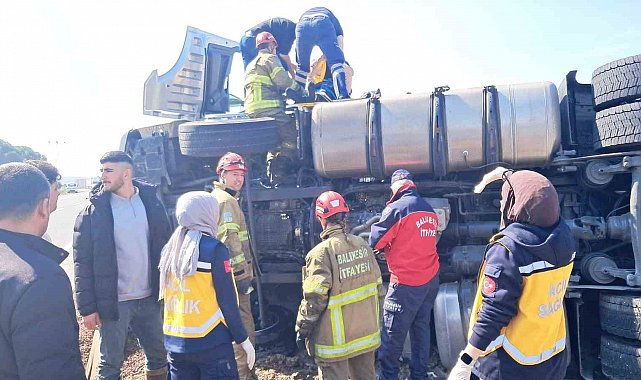 Balıkesir'de tır kaza yaptı yol trafiğe kapandı