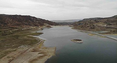 Barajlardaki su seviyesi düştü, ortaya çıkan adacıklar ve eski yollar kuraklığı gözler önüne serdi