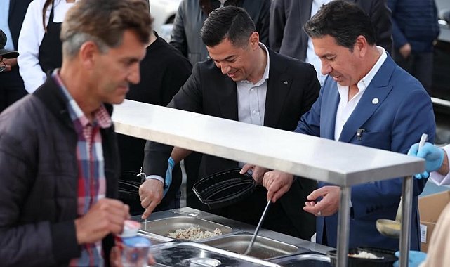 Başkan Aras ve Başkan Ünlü, Marmaris'te binlerce kişiyle iftar yaptı