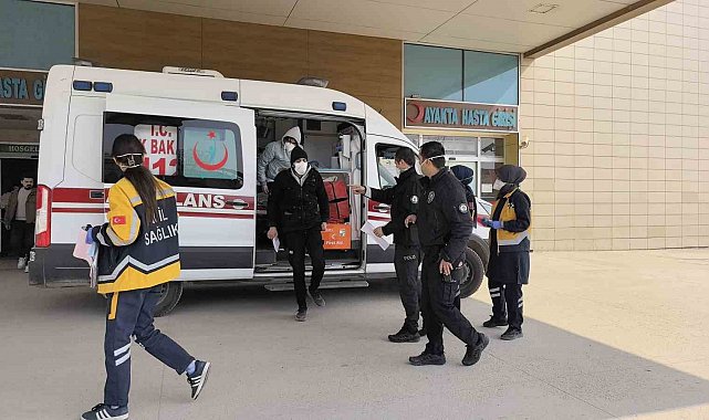 Başkasına ait kimlikle tedavi olmak isteyen tüberküloz hastası 2 göçmen polisi alarma geçirdi