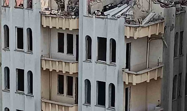 Batman'da depremde ağır hasar alan AFAD binası kontrollü yıkılıyor