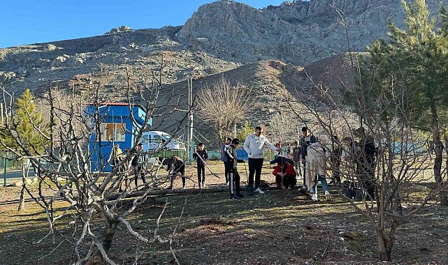 Batman'da köy okulunda fidan dikim seferberliği başlatıldı
