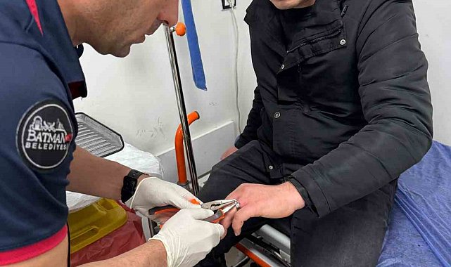 Batman'da parmağa sıkışan yüzüğü itfaiye erleri çıkarttı