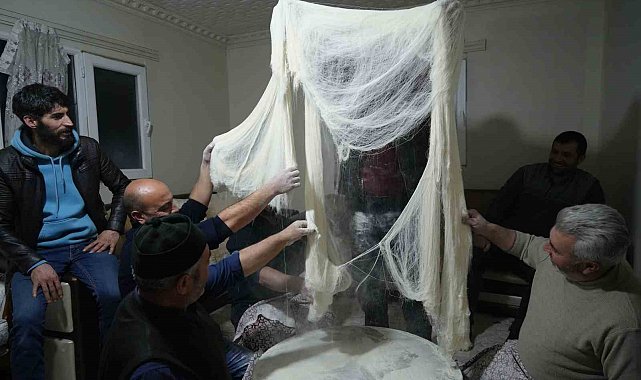 Bayburt'ta Ramazan ayının aranan lezzetlerinden tel helvasının yapımı saatlerce sürüyor dakikalar içinde tüketiliyor