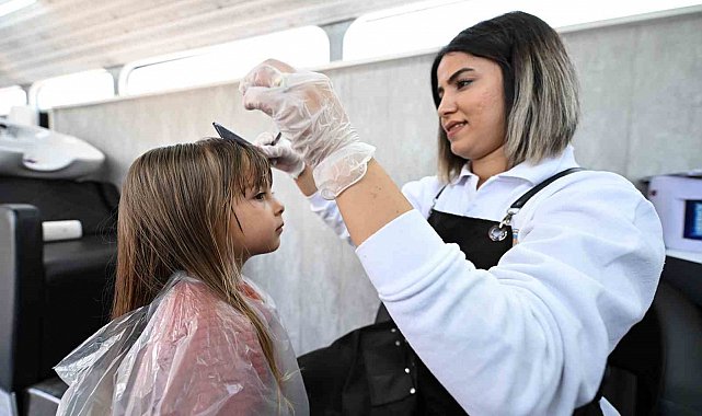 Bayram tıraşını 'Mobil Kuaför' aracında oldular