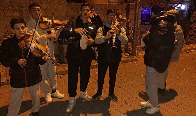 Bayramiçliler yaklaşık bir asırdır sahura şarkılarla uyanıyorlar