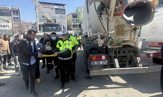 Beton mikserinin altında kalan genç kız yaralandı