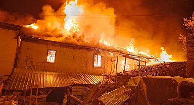 Bilecik'te çıkan yangında ahşap ev kullanılamaz hale geldi