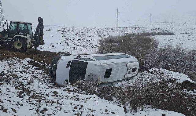 Bingöl'de işçileri taşıyan transit şarampole yuvarlandı: 2'si ağır 9 yaralı