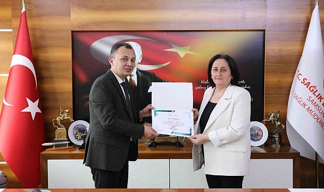 Binlerce bebeğin doğumunda yardımcı olan ebeye Sağlık Bakanlığı'ndan teşekkür belgesi