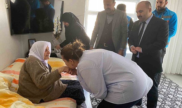 Bitlis'teki asırlık çınara anlamlı ziyaret