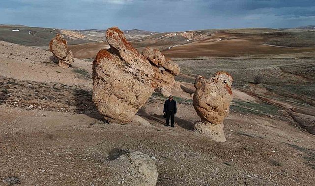 Bozkırın ortasındaki devasa kayalar köylünün merak konusu oldu