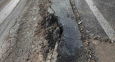 Bozuk yollar kazalara davetiye çıkarıyor