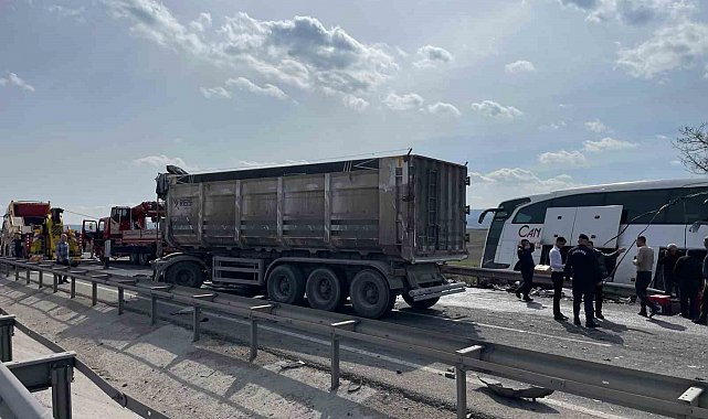 Bozüyük'te tır otobüse çarptı: 11 yaralı