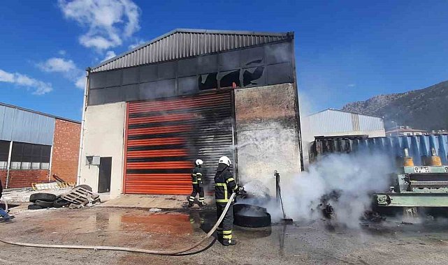 Bucak'ta hububat deposundaki yangını itfaiye söndürdü
