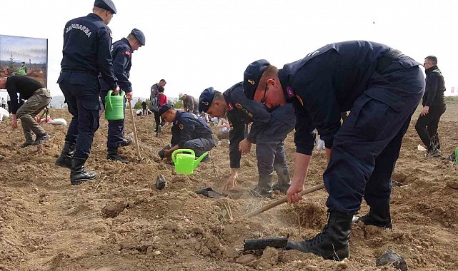 Burdur'da 'doğanın lezzeti ormanda saklı' diyerek bin 600 fidan toprakla buluşturuldu
