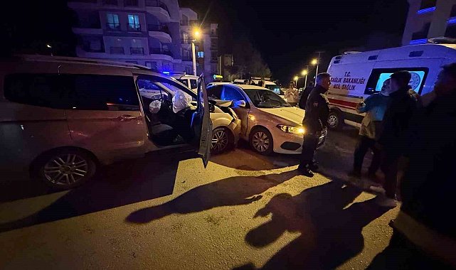Burdur'da hafif ticari araç ile otomobil çarpıştı: 2 yaralı