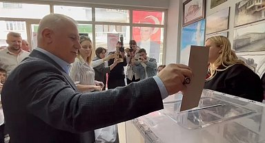 Bursa Büyükşehir Belediye Başkanı Bozbey oyunu kullandı