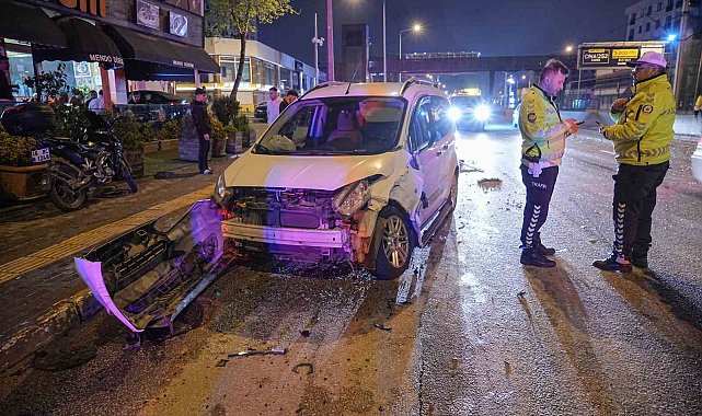 Bursa'da 4 aracın karıştığı kazada 3 kişi yaralandı