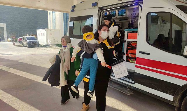 Bursa'da hafif ticari araç ile otomobil çarpıştı: 5 yaralı
