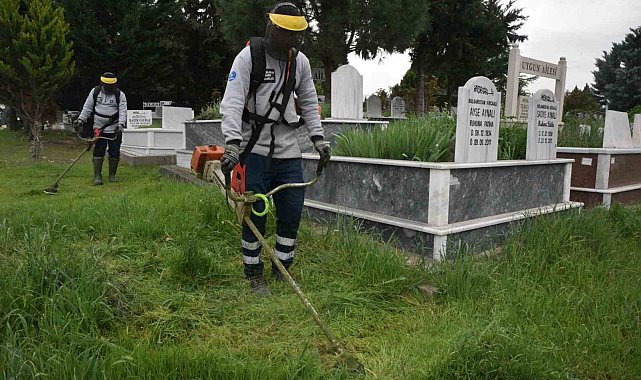 Bursa'da mezarlık ve camiler bayrama hazır