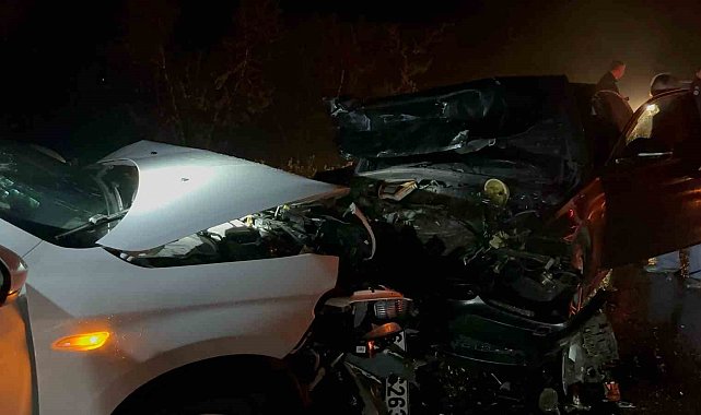 Bursa'da yağışlı havada feci kaza: 1'i ağır 5 yaralı