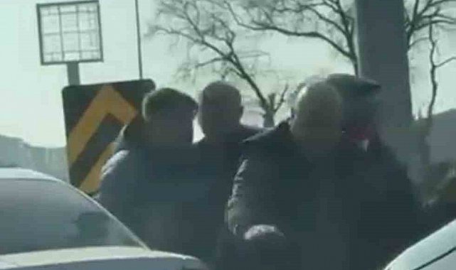 Bursa'da yol verme kavgasında yumruklar havada uçuştu
