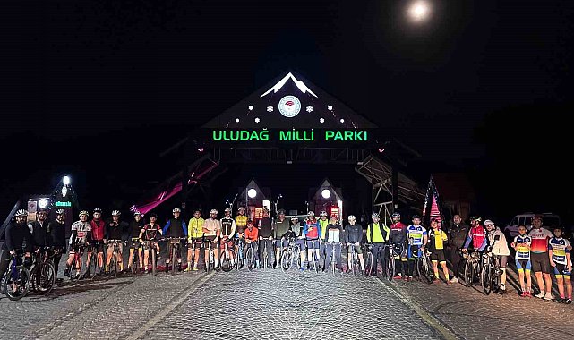 Bursalı bisikletçilerden iftar sonrası Uludağ tırmanışı