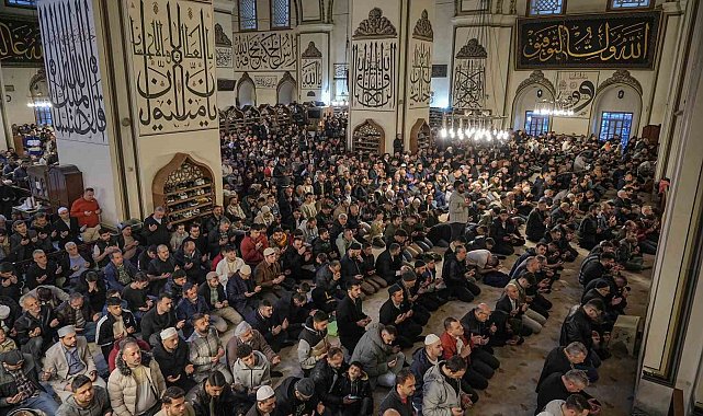 Bursalılar bayram namazında camileri doldurdu