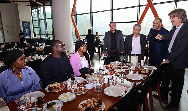 BUÜ'lü uluslararası öğrenciler bayramı hocalarıyla kutladı