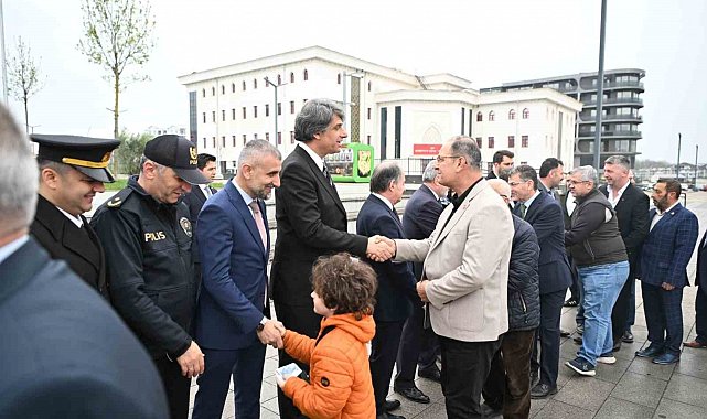 Büyüklerin elini öpen çocuklar bayram harçlığını kaptı
