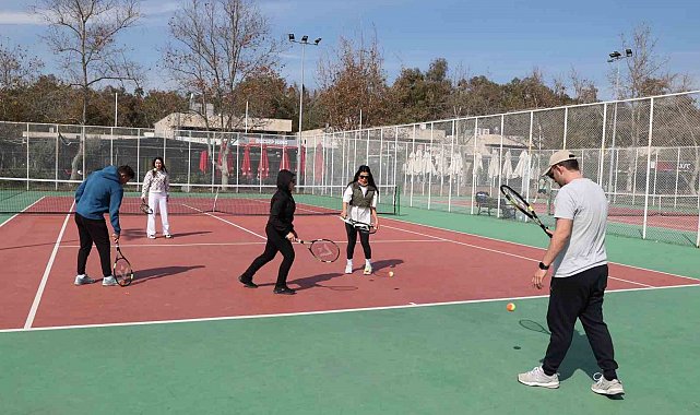 Büyükşehir Belediyesi'nden ücretsiz tenis eğitimi