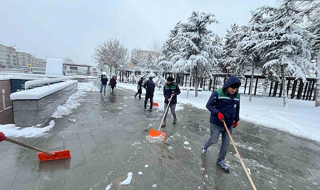 Büyükşehir, karla mücadelede 174 mahalle yolunu ulaşıma açtı
