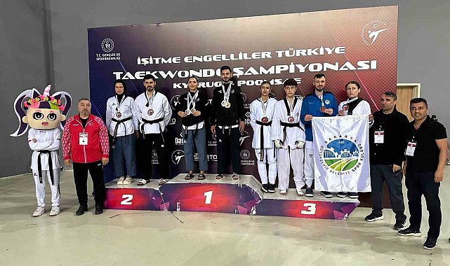 Büyükşehir'in taekwondo takımı Antalya'da doludizgin