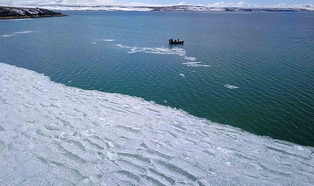 Buzları çözülen Nazik Gölü'nden kartpostallık görüntüler