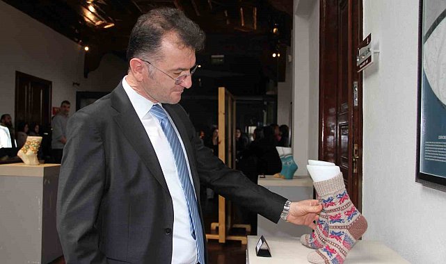 Çanakkale Savaşı ruhunu yaşatan geleneksel çoraplar vatandaşların beğenisine sunuldu