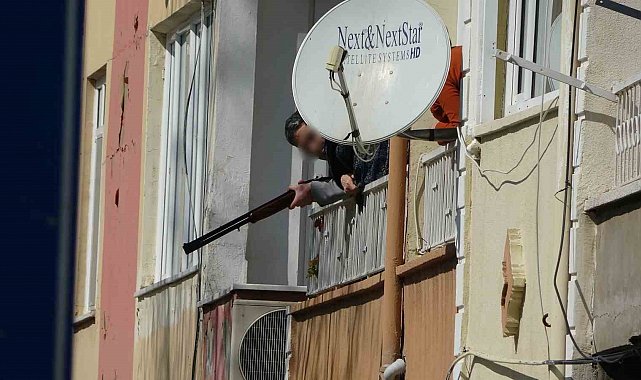 Çanakkale'de balkondan av tüfeğiyle dehşet saçtı, 1 kişiyi vurdu