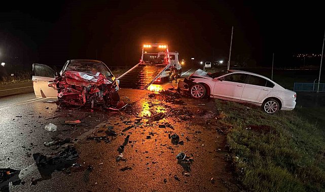 Çanakkale'de bayramın 2'nci günü feci kaza... İki otomobil kafa kafaya çarpıştı: 3 ölü, 1 yaralı