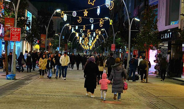 Çark Caddesi'nde Ramazan ayı için özel tasarımlı ışıklandırmalarla süslendi